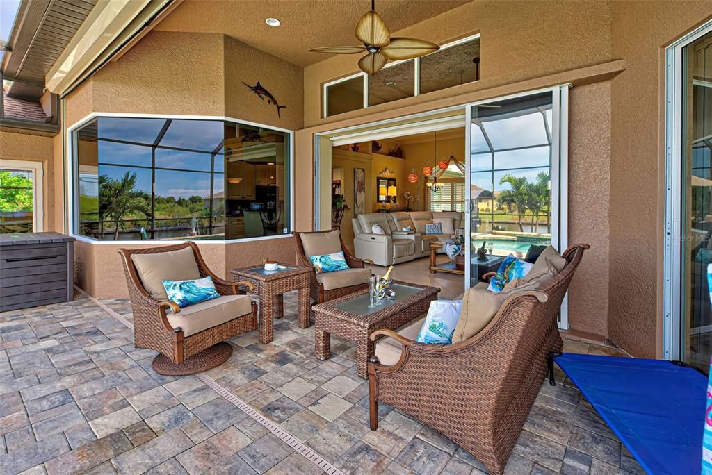 Activo con contrato: $699,900 (3 camas, 2 baños, 2056 Pies cuadrados)