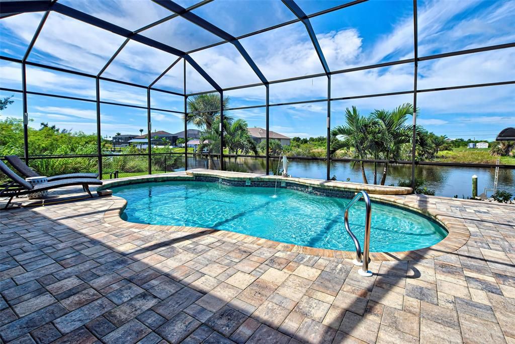 Activo con contrato: $699,900 (3 camas, 2 baños, 2056 Pies cuadrados)