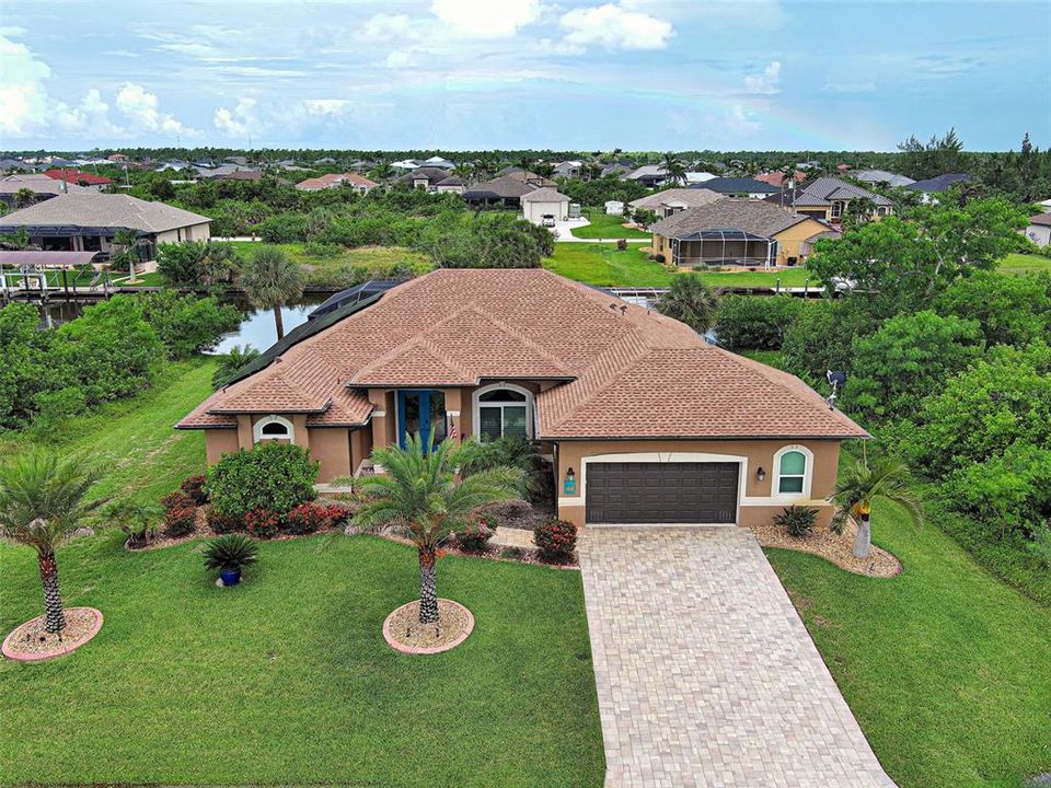 Activo con contrato: $699,900 (3 camas, 2 baños, 2056 Pies cuadrados)