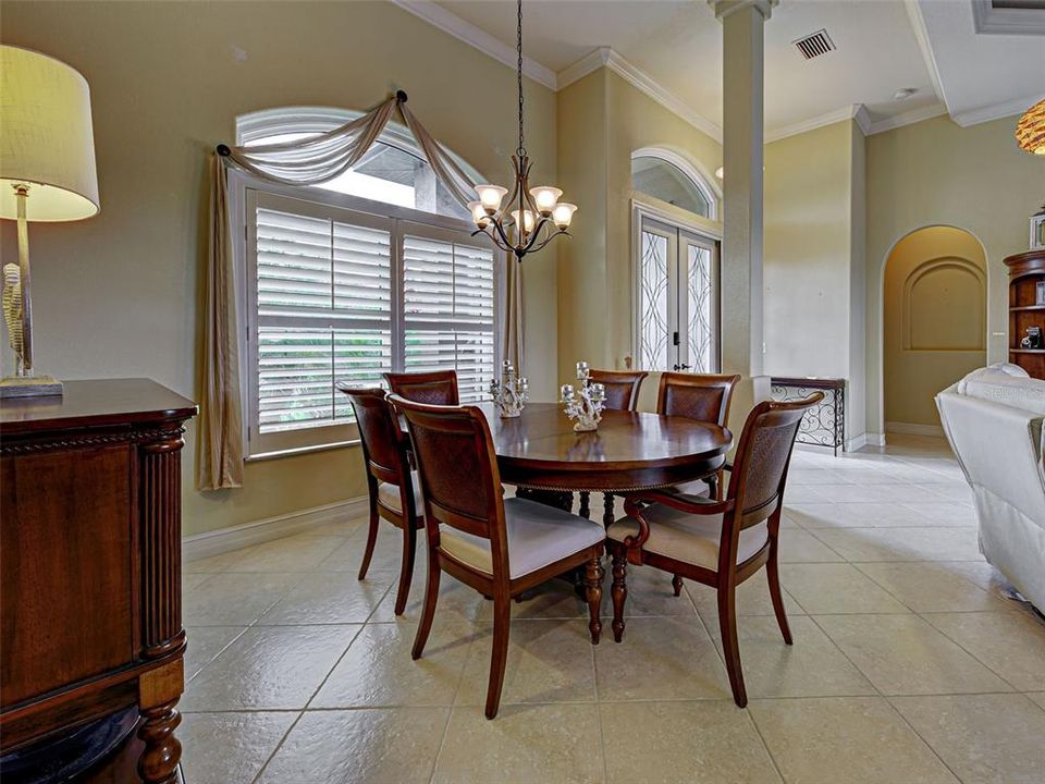 Activo con contrato: $699,900 (3 camas, 2 baños, 2056 Pies cuadrados)