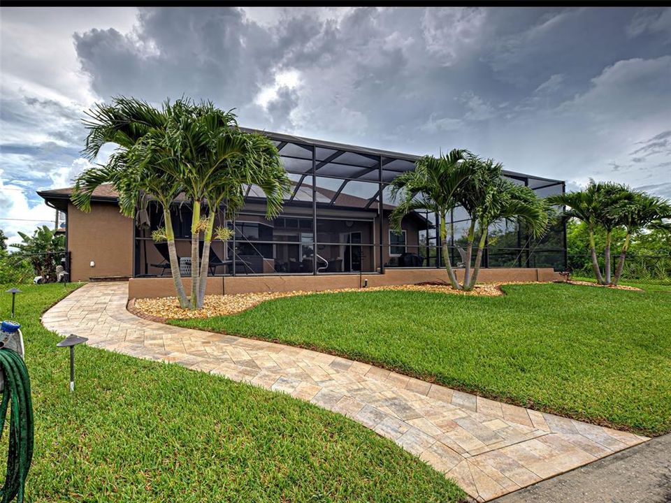 Activo con contrato: $699,900 (3 camas, 2 baños, 2056 Pies cuadrados)