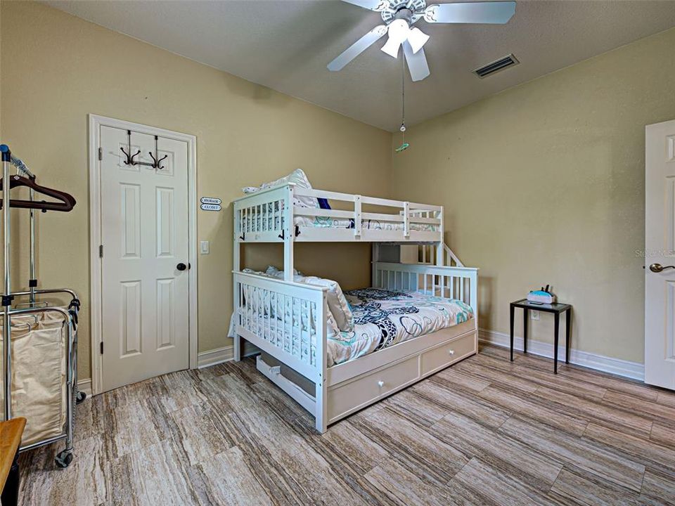 Activo con contrato: $699,900 (3 camas, 2 baños, 2056 Pies cuadrados)