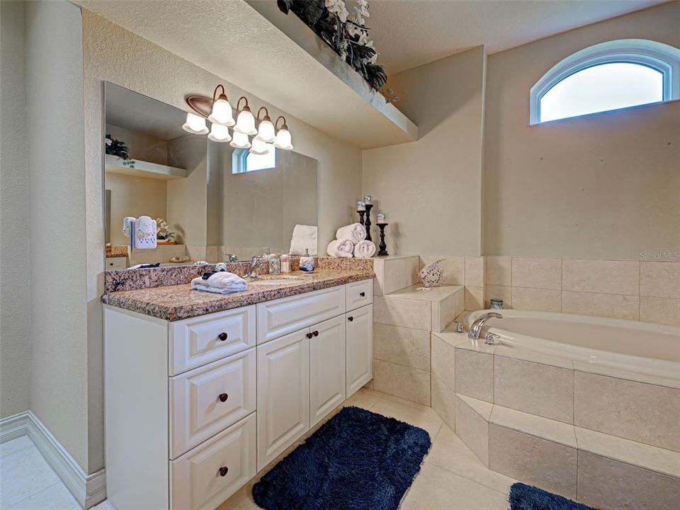 Activo con contrato: $699,900 (3 camas, 2 baños, 2056 Pies cuadrados)