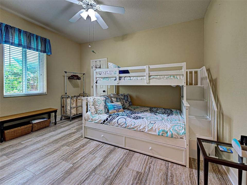 Activo con contrato: $699,900 (3 camas, 2 baños, 2056 Pies cuadrados)