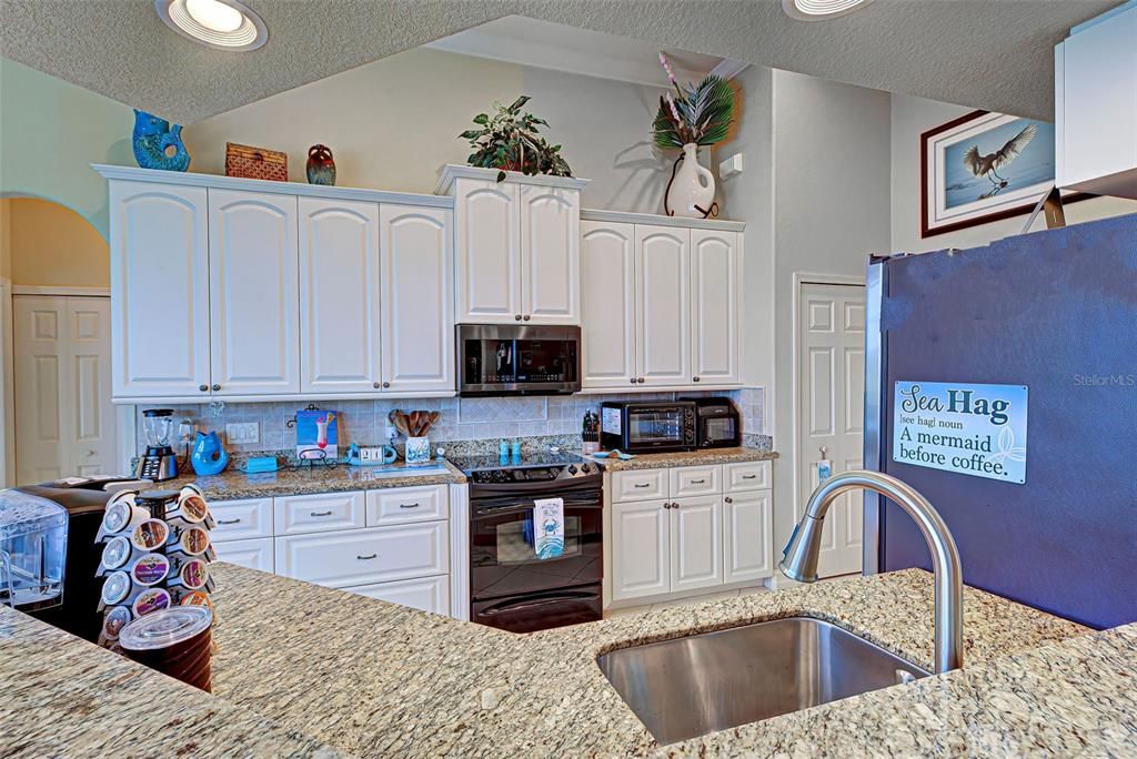 Activo con contrato: $699,900 (3 camas, 2 baños, 2056 Pies cuadrados)