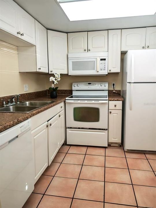 For Sale: $94,900 (1 beds, 1 baths, 552 Square Feet)