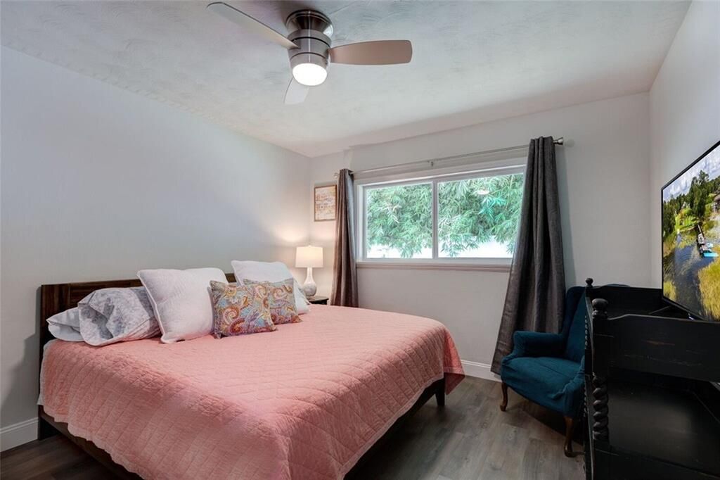 For Sale: $1,900,000 (10 beds, 8 baths, 5499 Square Feet)