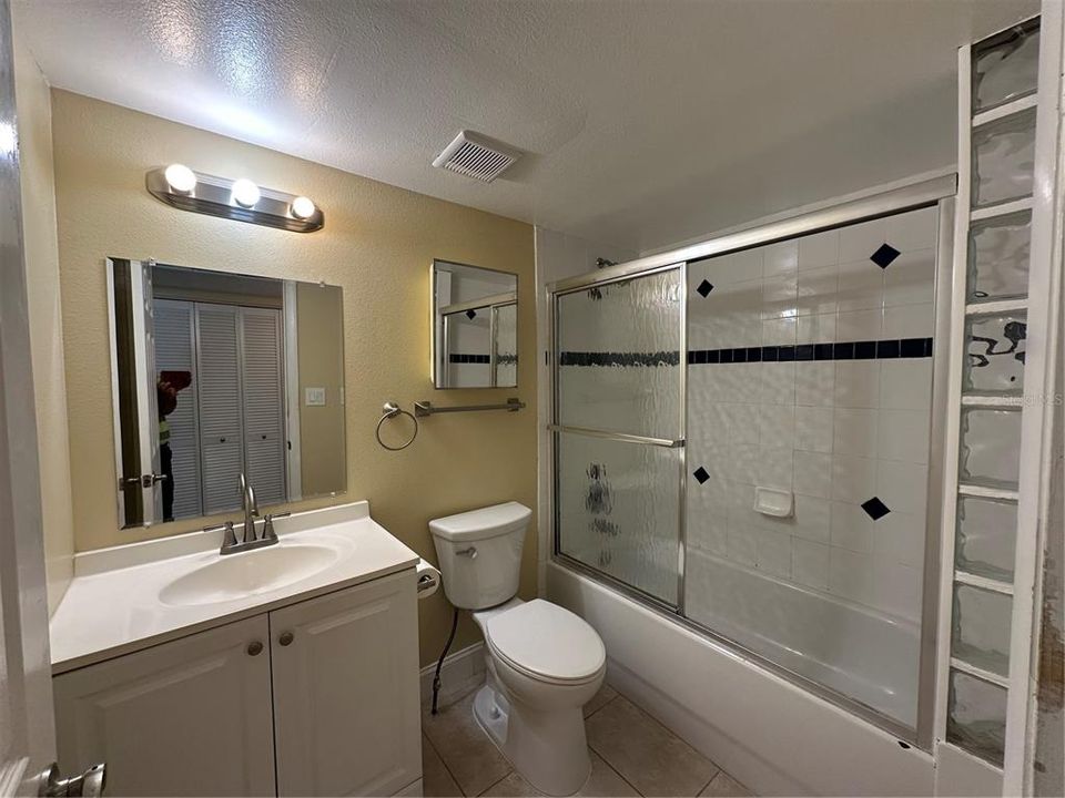 Active With Contract: $129,900 (2 beds, 2 baths, 1049 Square Feet)