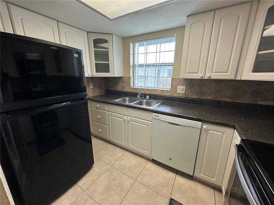 Active With Contract: $129,900 (2 beds, 2 baths, 1049 Square Feet)