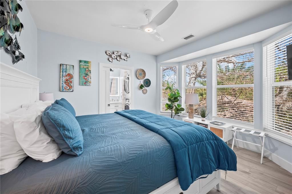 For Sale: $1,580,000 (2 beds, 2 baths, 1124 Square Feet)