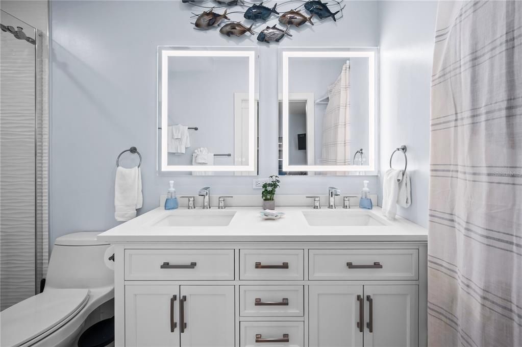 For Sale: $1,580,000 (2 beds, 2 baths, 1124 Square Feet)