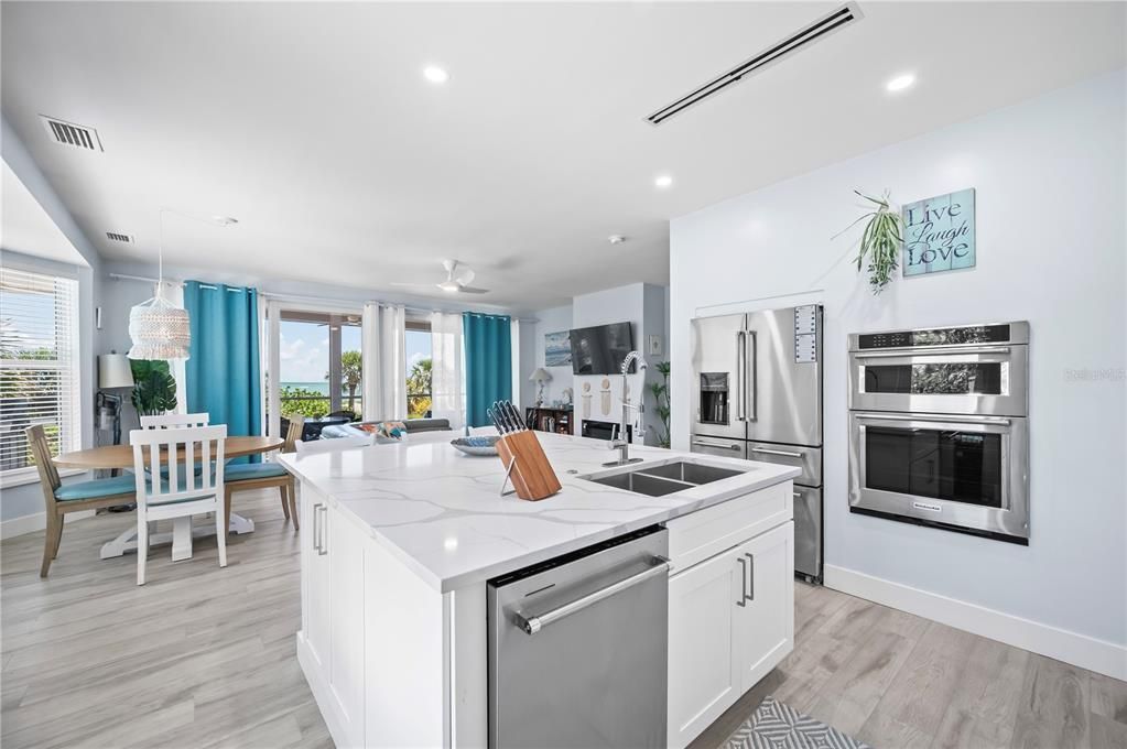 For Sale: $1,580,000 (2 beds, 2 baths, 1124 Square Feet)