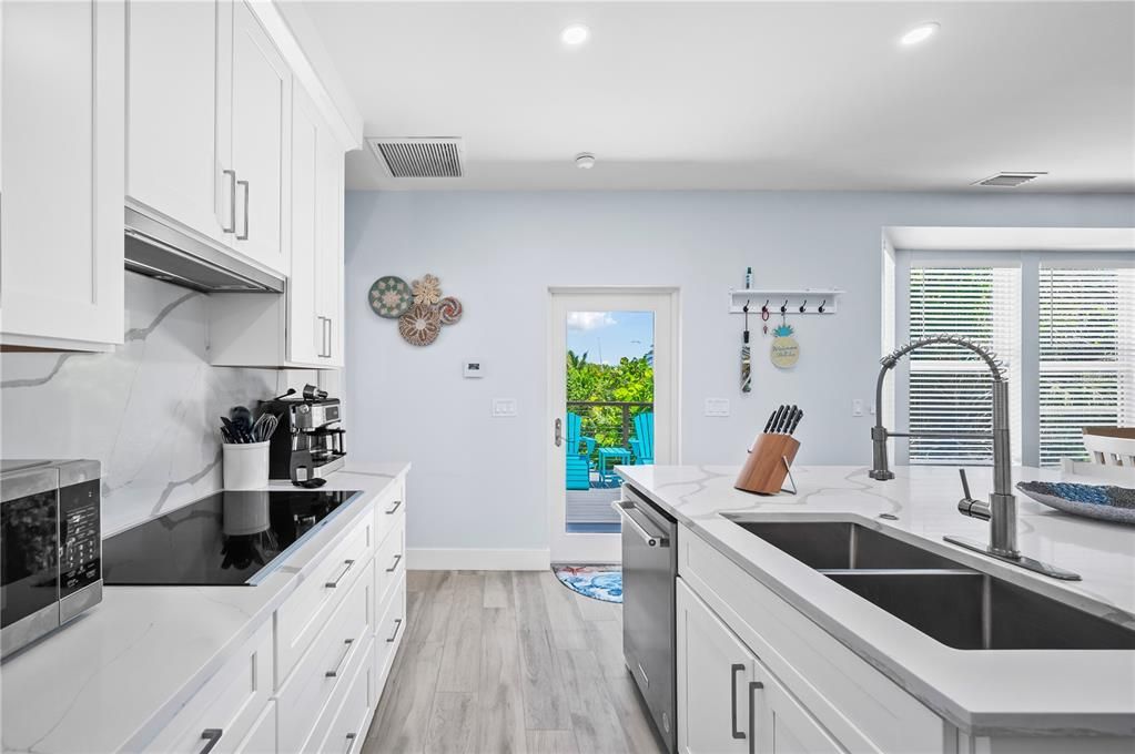 For Sale: $1,580,000 (2 beds, 2 baths, 1124 Square Feet)