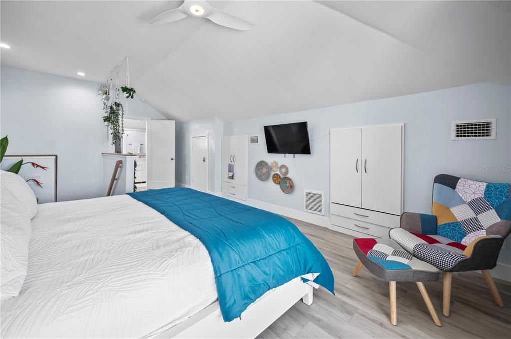 For Sale: $1,580,000 (2 beds, 2 baths, 1124 Square Feet)