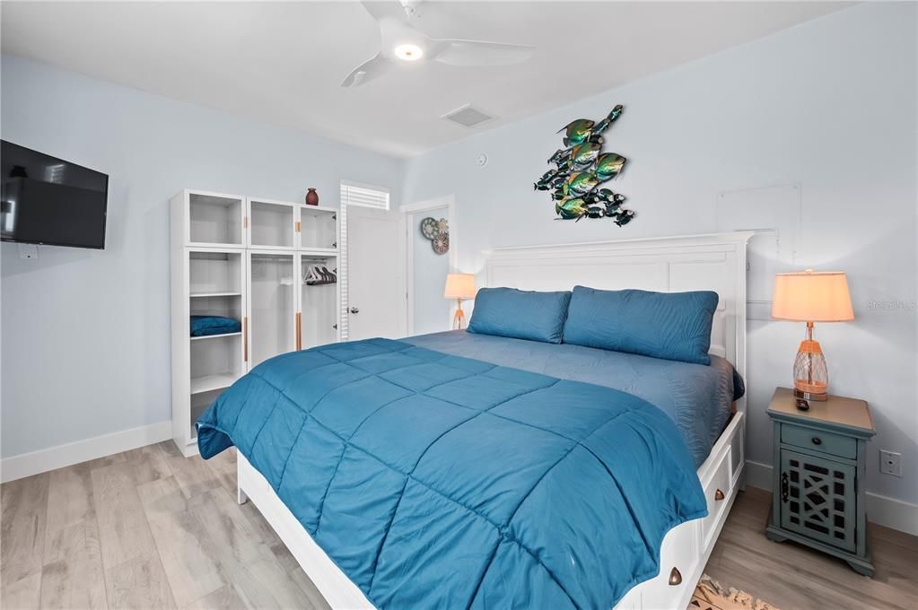 For Sale: $1,580,000 (2 beds, 2 baths, 1124 Square Feet)