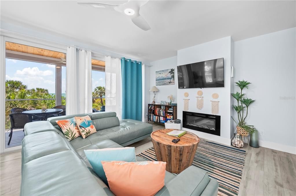 For Sale: $1,580,000 (2 beds, 2 baths, 1124 Square Feet)