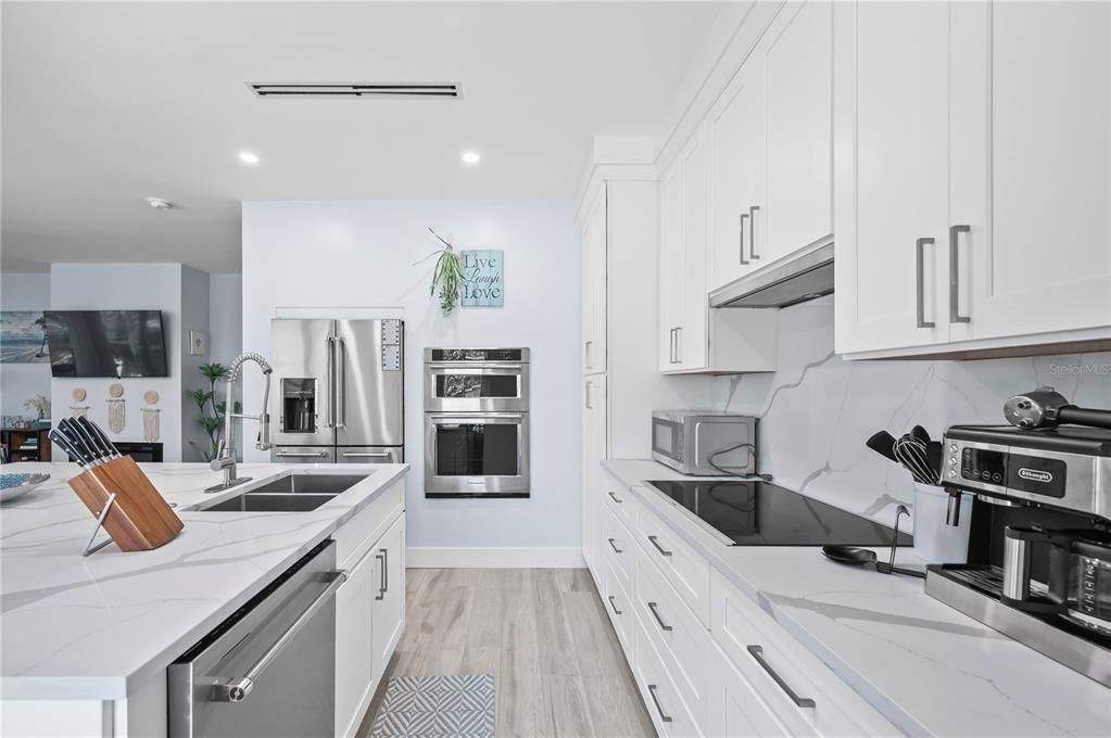 For Sale: $1,580,000 (2 beds, 2 baths, 1124 Square Feet)