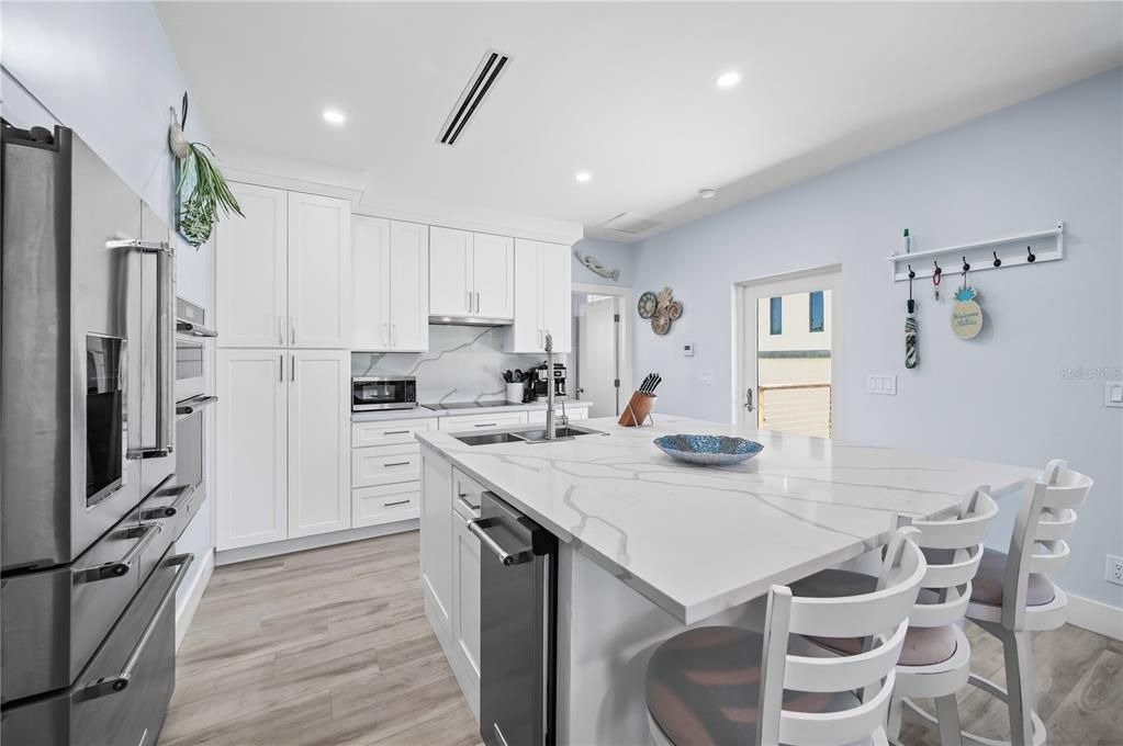 For Sale: $1,580,000 (2 beds, 2 baths, 1124 Square Feet)