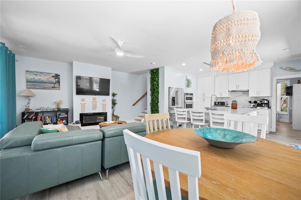 For Sale: $1,580,000 (2 beds, 2 baths, 1124 Square Feet)