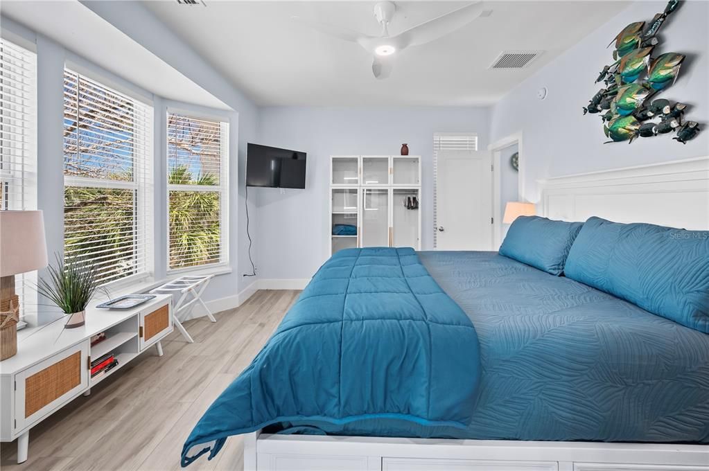 For Sale: $1,580,000 (2 beds, 2 baths, 1124 Square Feet)