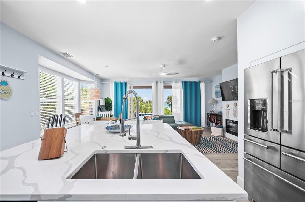 For Sale: $1,580,000 (2 beds, 2 baths, 1124 Square Feet)