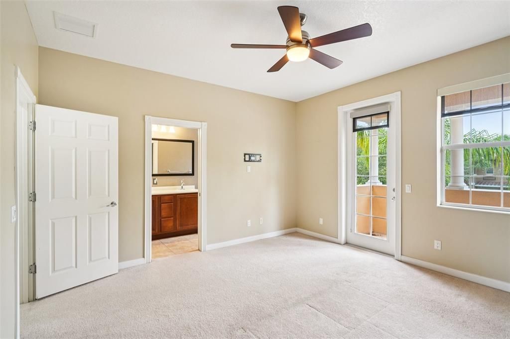 合同活跃: $399,000 (3 贝兹, 3 浴室, 1810 平方英尺)