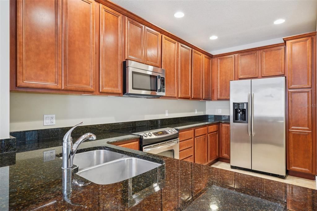 合同活跃: $399,000 (3 贝兹, 3 浴室, 1810 平方英尺)