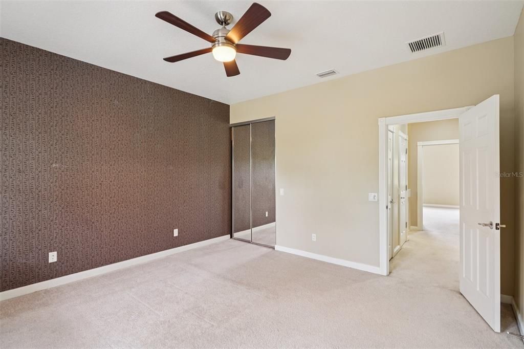 合同活跃: $399,000 (3 贝兹, 3 浴室, 1810 平方英尺)