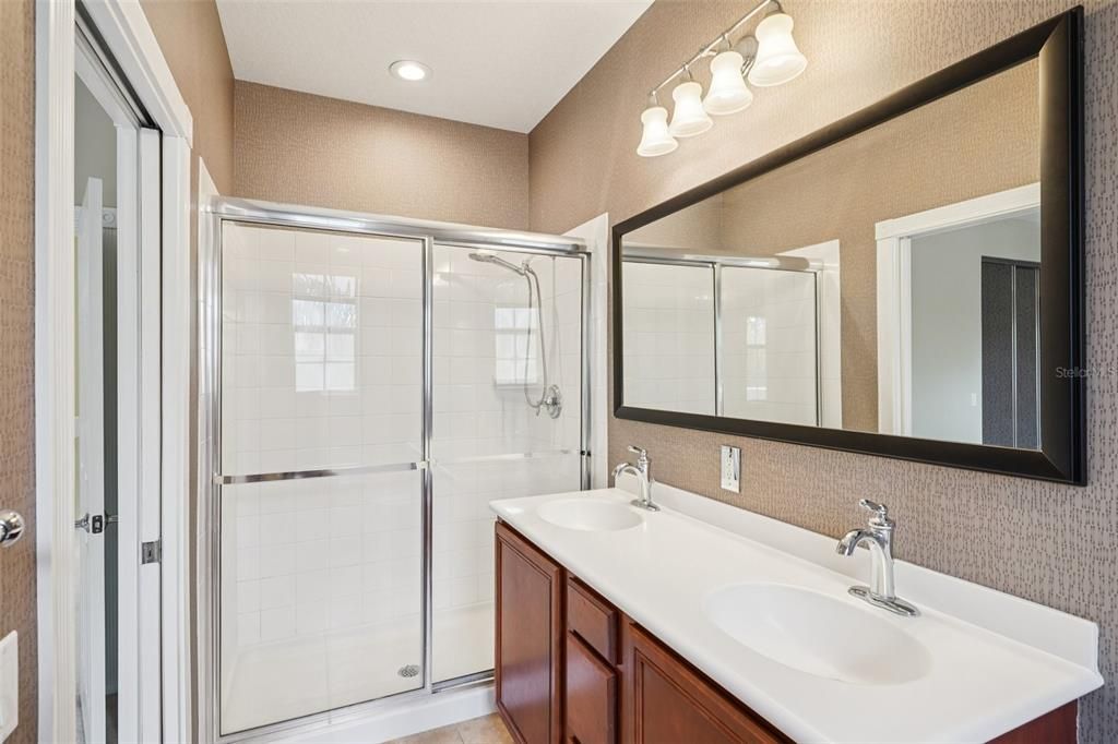 合同活跃: $399,000 (3 贝兹, 3 浴室, 1810 平方英尺)