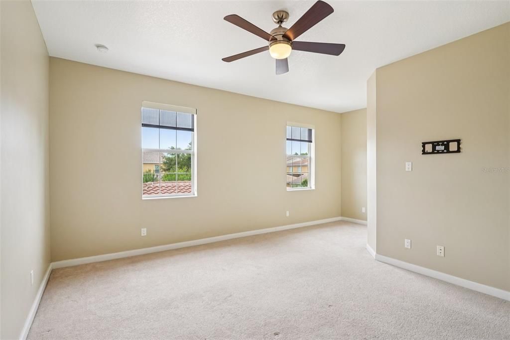 合同活跃: $399,000 (3 贝兹, 3 浴室, 1810 平方英尺)