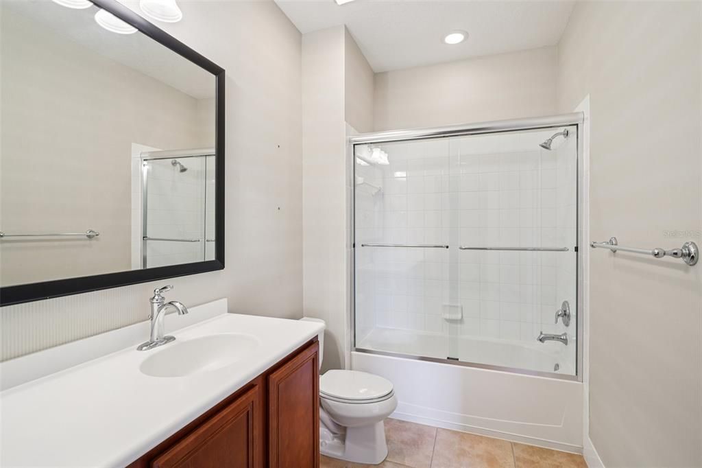 合同活跃: $399,000 (3 贝兹, 3 浴室, 1810 平方英尺)