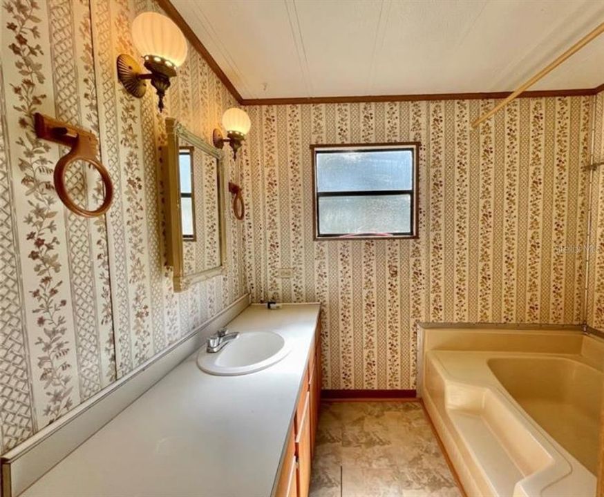 合同活跃: $140,000 (2 贝兹, 1 浴室, 896 平方英尺)