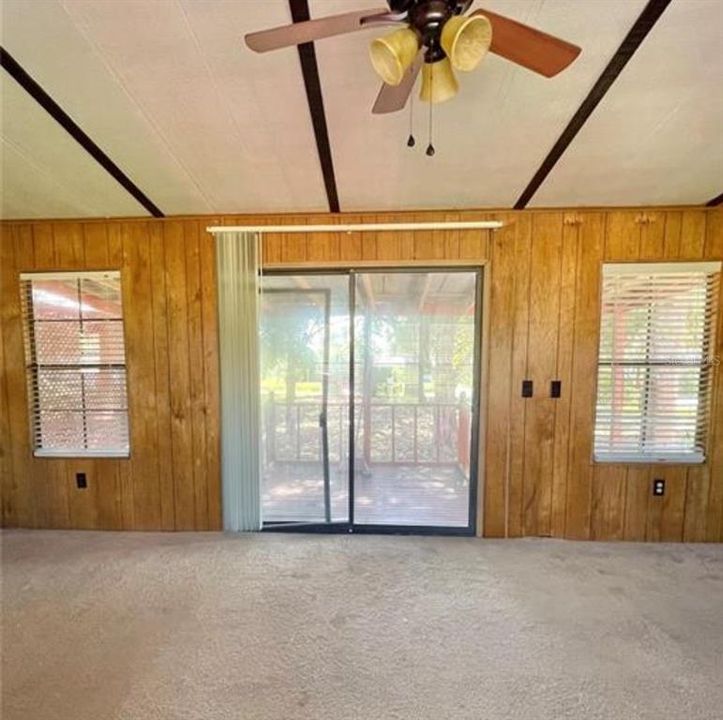 合同活跃: $140,000 (2 贝兹, 1 浴室, 896 平方英尺)