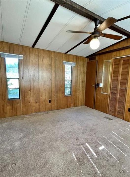 合同活跃: $140,000 (2 贝兹, 1 浴室, 896 平方英尺)