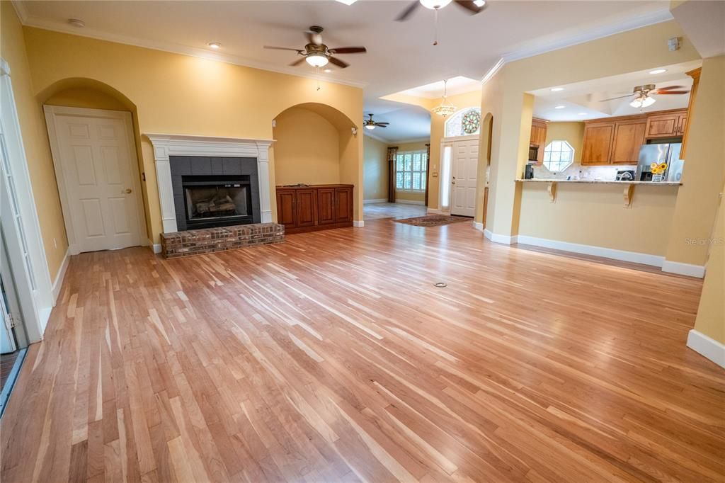 合同活跃: $869,500 (4 贝兹, 3 浴室, 3597 平方英尺)