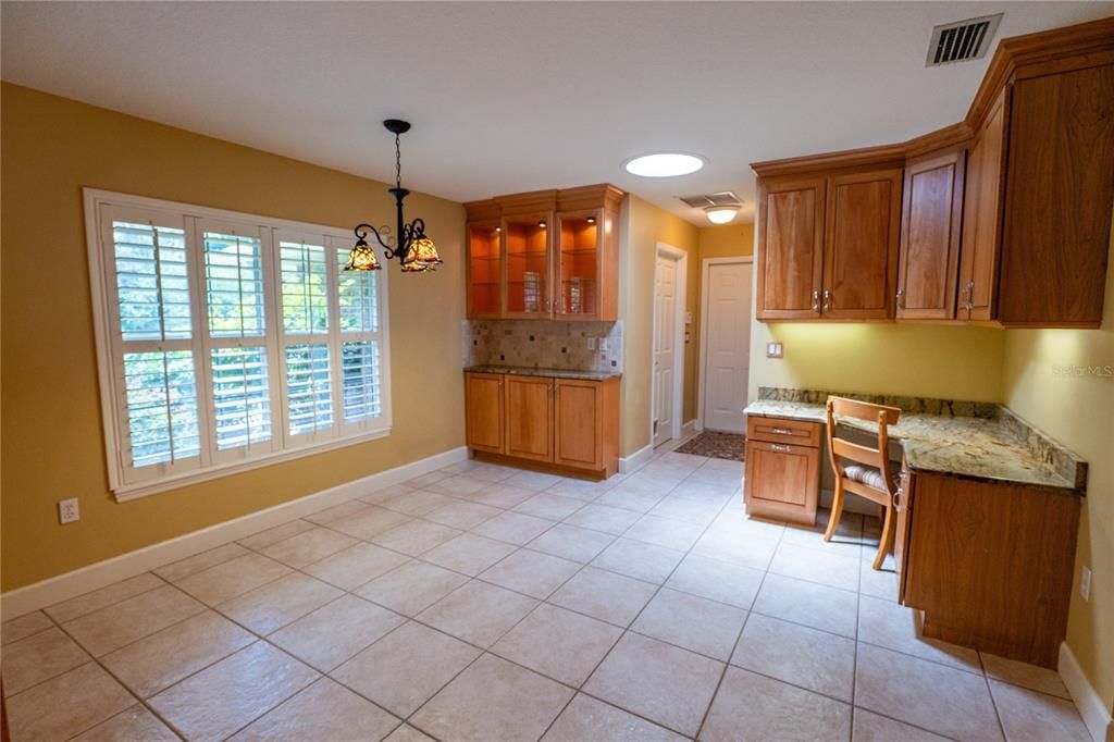 合同活跃: $869,500 (4 贝兹, 3 浴室, 3597 平方英尺)