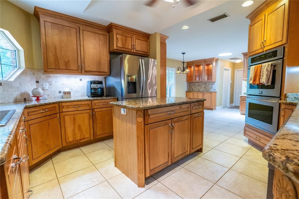 合同活跃: $869,500 (4 贝兹, 3 浴室, 3597 平方英尺)