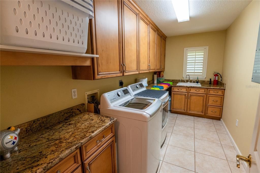 合同活跃: $869,500 (4 贝兹, 3 浴室, 3597 平方英尺)