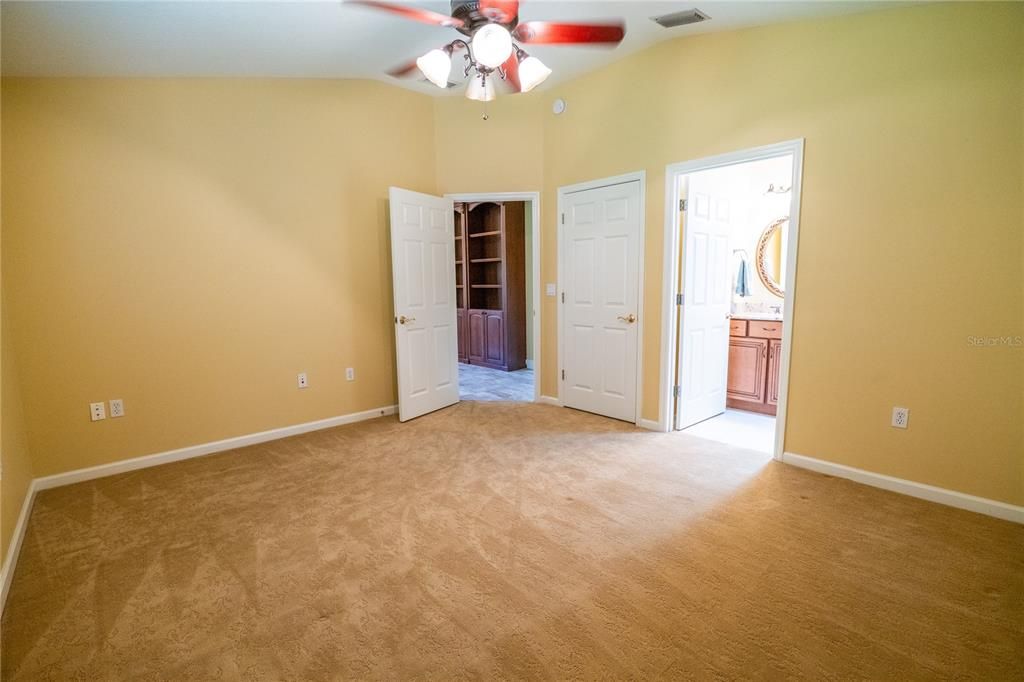 合同活跃: $869,500 (4 贝兹, 3 浴室, 3597 平方英尺)