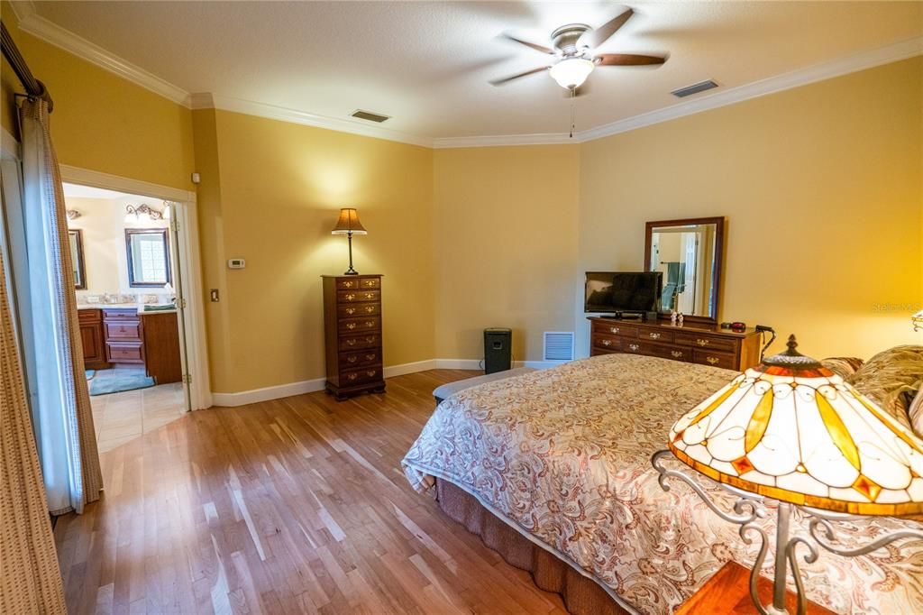 合同活跃: $869,500 (4 贝兹, 3 浴室, 3597 平方英尺)