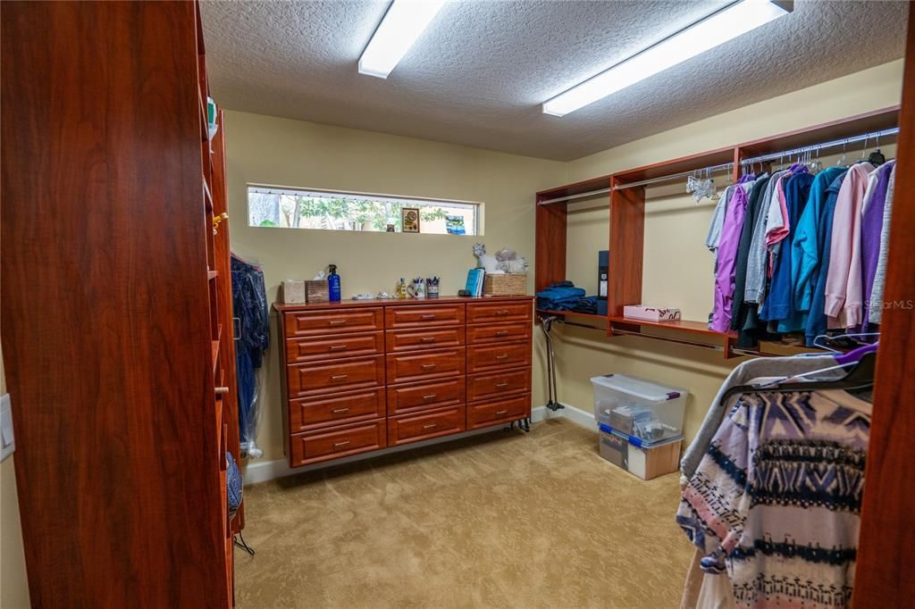 合同活跃: $869,500 (4 贝兹, 3 浴室, 3597 平方英尺)