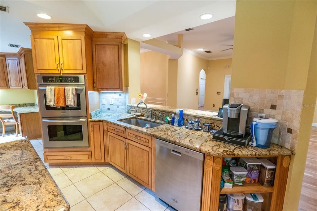 合同活跃: $869,500 (4 贝兹, 3 浴室, 3597 平方英尺)