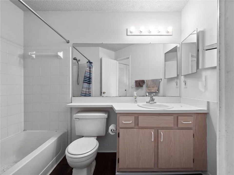 Active With Contract: $164,900 (2 beds, 2 baths, 899 Square Feet)