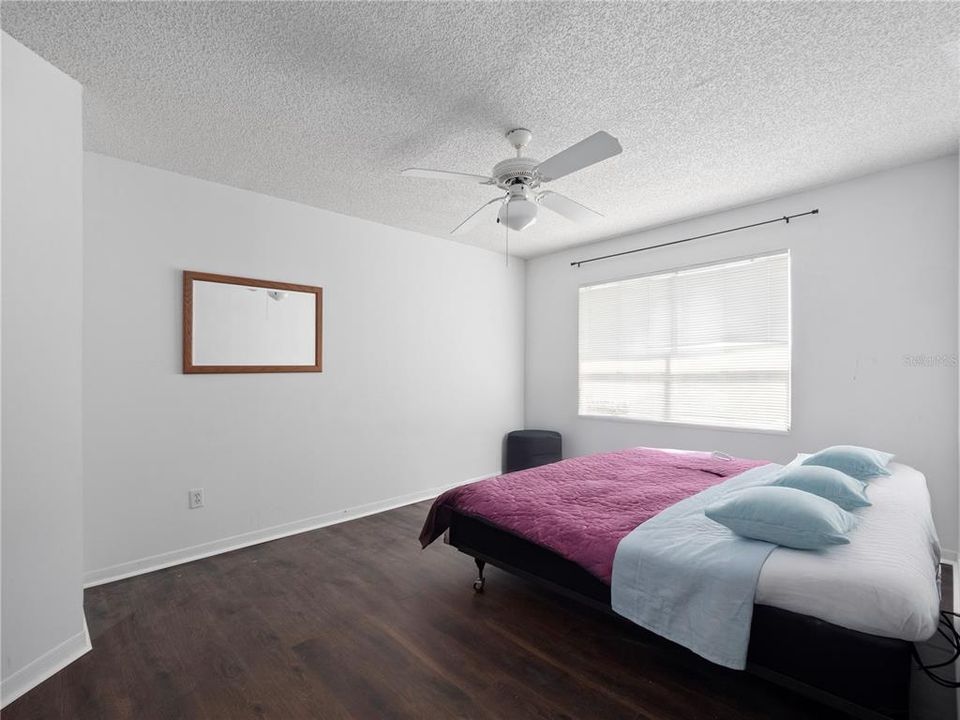 Active With Contract: $164,900 (2 beds, 2 baths, 899 Square Feet)