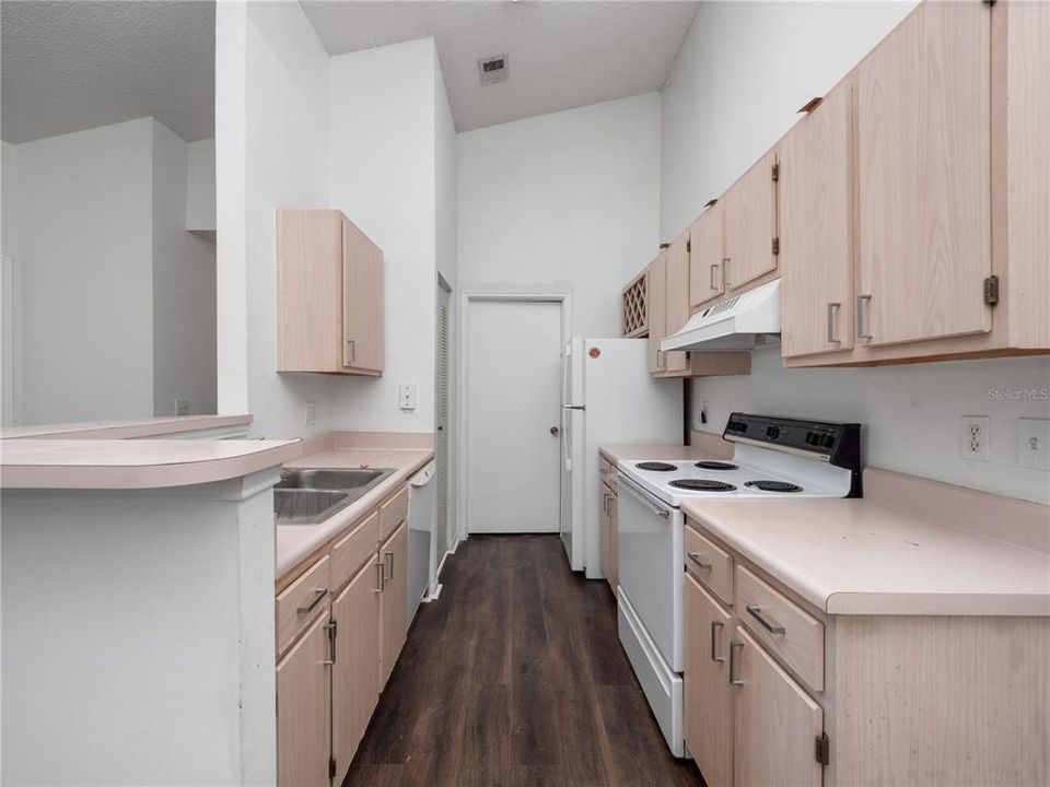 Active With Contract: $164,900 (2 beds, 2 baths, 899 Square Feet)