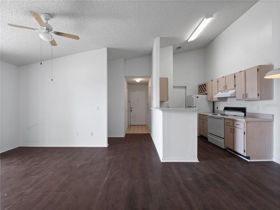 Active With Contract: $164,900 (2 beds, 2 baths, 899 Square Feet)