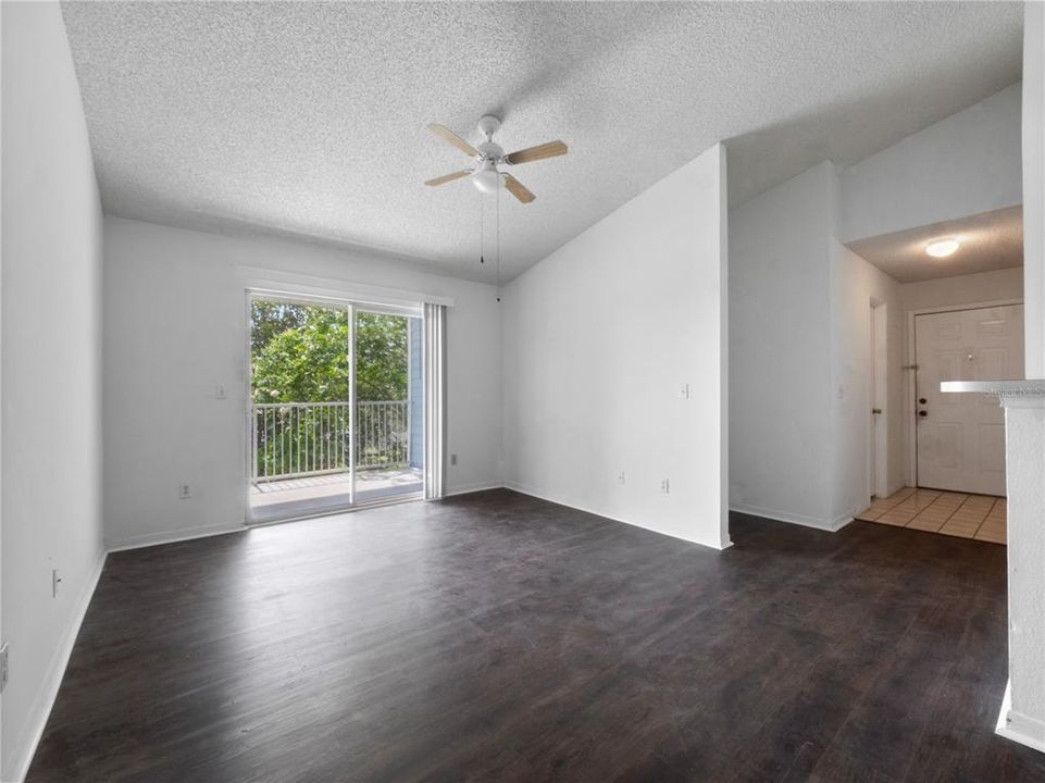 Active With Contract: $164,900 (2 beds, 2 baths, 899 Square Feet)