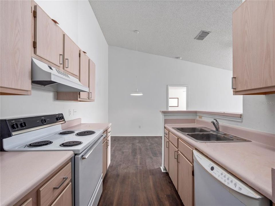 Active With Contract: $164,900 (2 beds, 2 baths, 899 Square Feet)