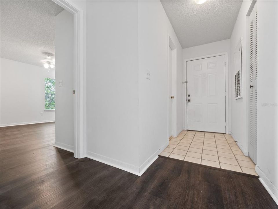 Active With Contract: $164,900 (2 beds, 2 baths, 899 Square Feet)