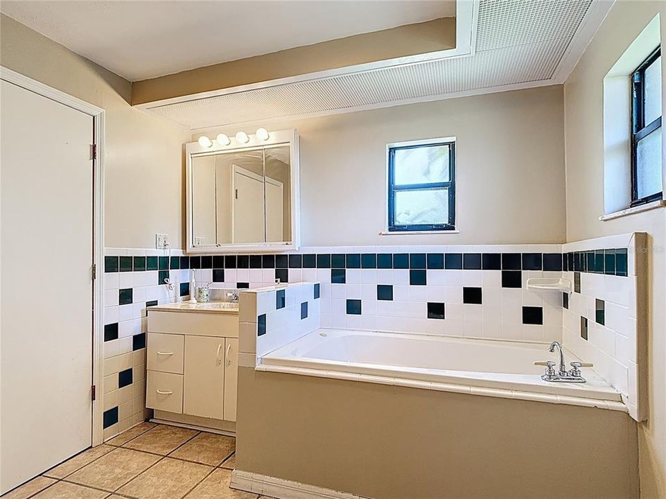 For Sale: $440,000 (4 beds, 3 baths, 2292 Square Feet)